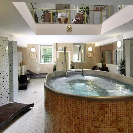 Luxantbourg With Private Parking Appartement Karlovy Vary